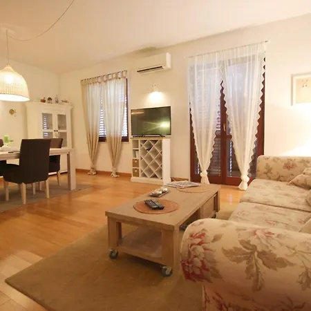 Charming 2 Bedroom Apartment Perfect For Vacation *