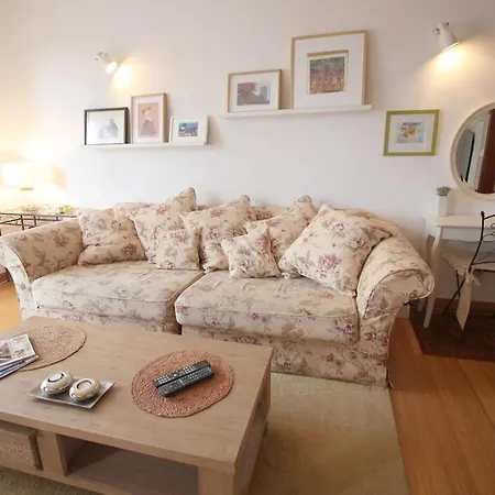 아파트 Charming 2 Bedroom Apartment Perfect For Vacation 로비니